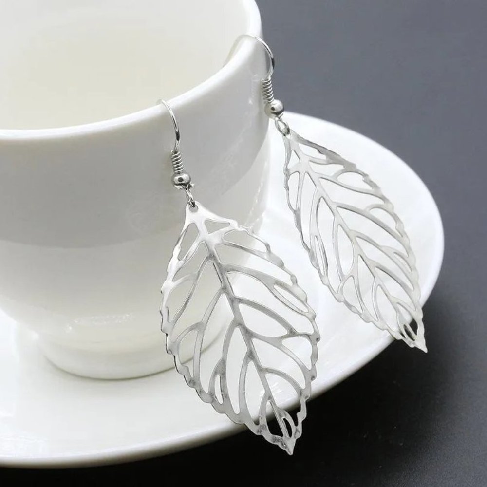 Lightweight Silver Metal Leaf Dangle Earrings NEW - Picture 7 of 7